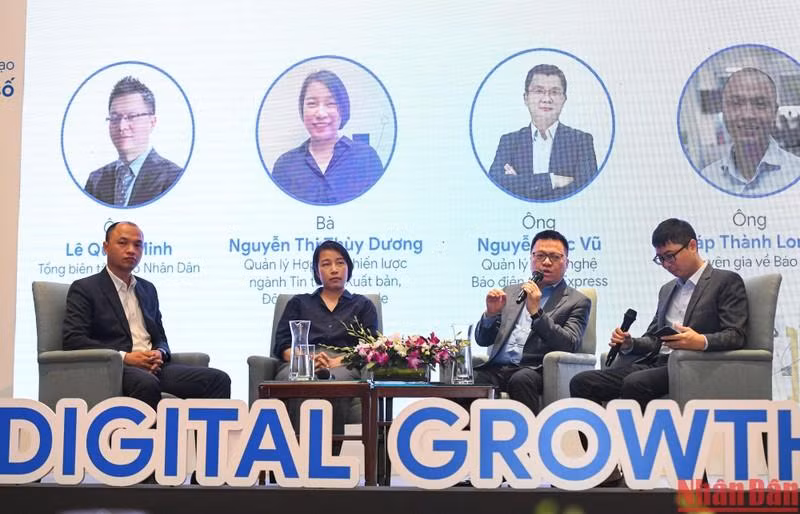 Главный редактор газеты «Нянзан» Ле Куок Минь (второй справа) выступает с речью.