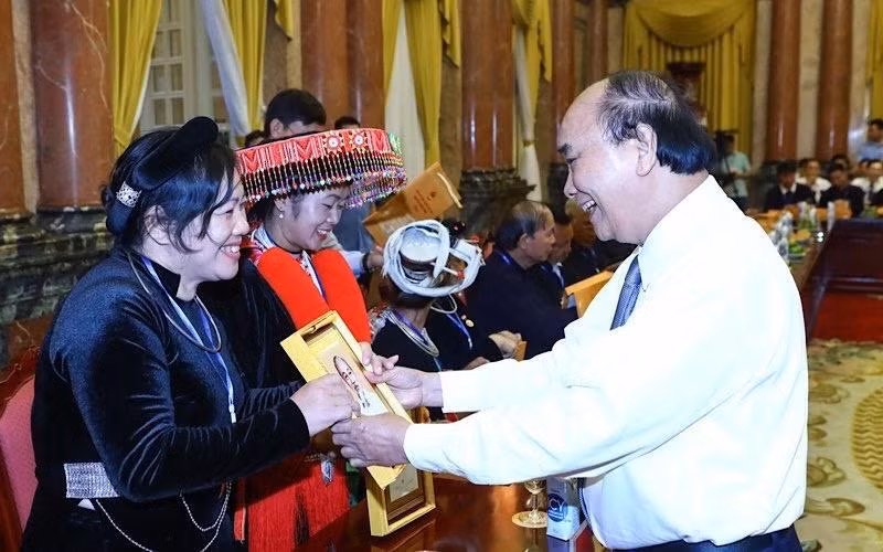 Президент Нгуен Суан Фук на встрече с делегацией. Фото: VNA