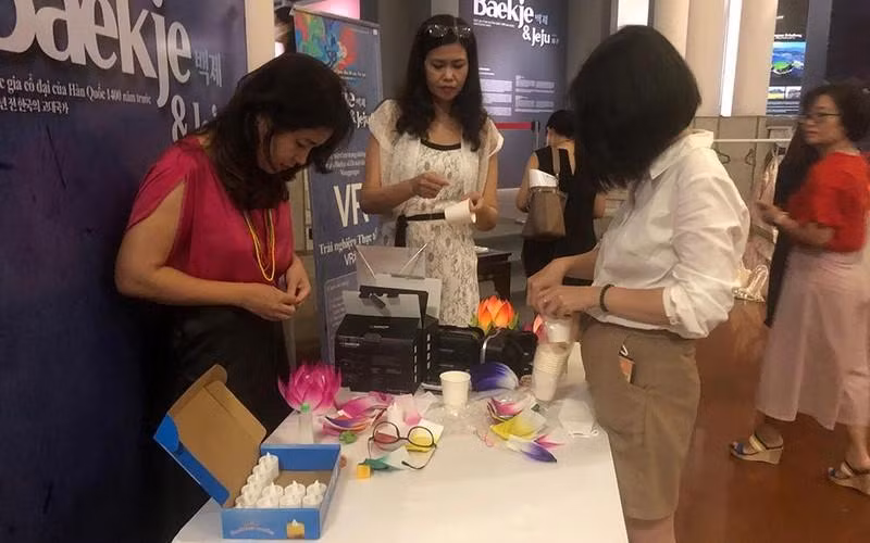 Подготовка материалов для изготовления южнокорейских фонариков.