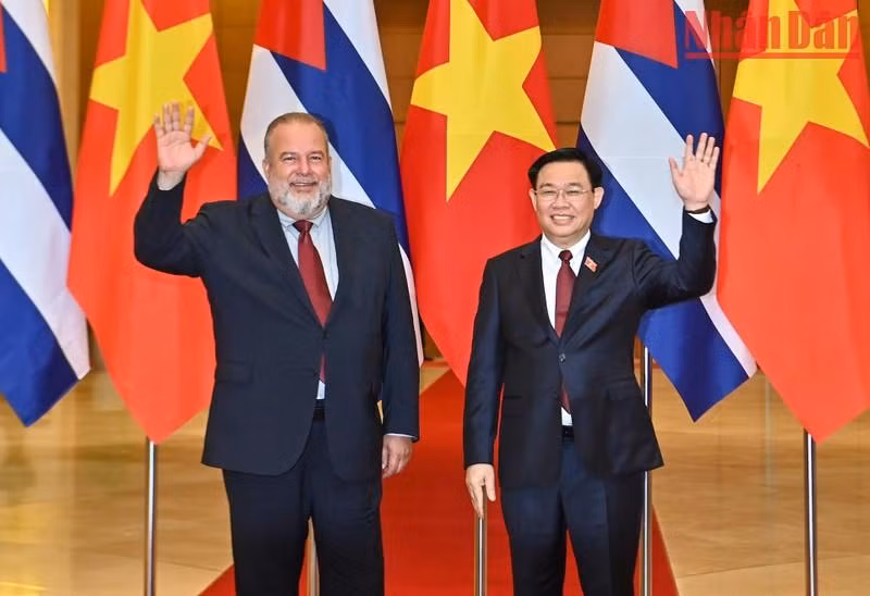 Председатель НС Выонг Динь Хюэ и Премьер-министр Кубы Мануэль Марреро Крус. Фото: Зюи Линь