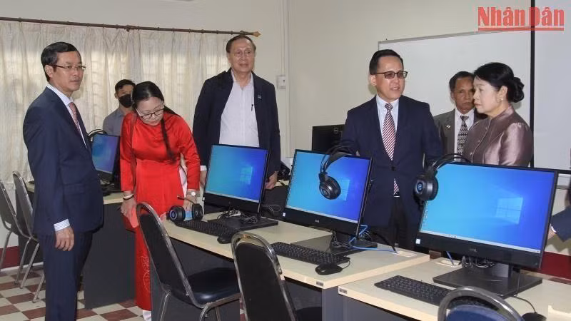 Центр готов обучать вьетнамскому языку около 100 лаосских должностных лиц и студентов. Фото: Ба Зунг