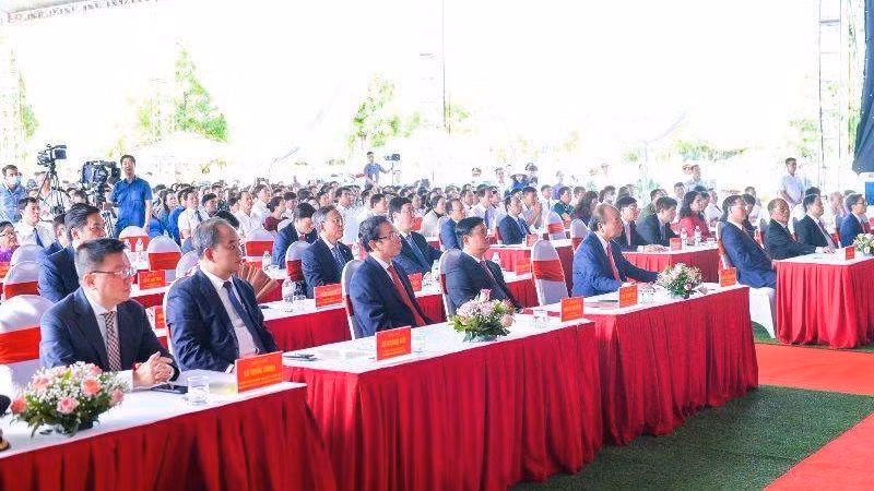 Президент Нгуен Суан Фук и делегаты на церемонии.