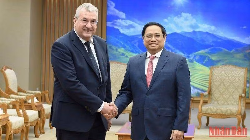 Премьер-министр Фам Минь Тьинь и Министр, Президент франкоязычного сообщества Бельгии Пьер-Ив Жоле. Фото: Чан Хай 