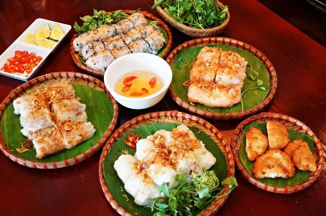 Паровые блинчики «банькуон» с кальмаровыми котлетами. Фото: danviet.vn