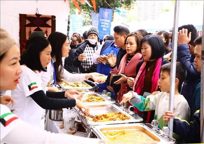 Стенд Посольства Кувейта привлекает посетителей. Фото: baotintuc.vn