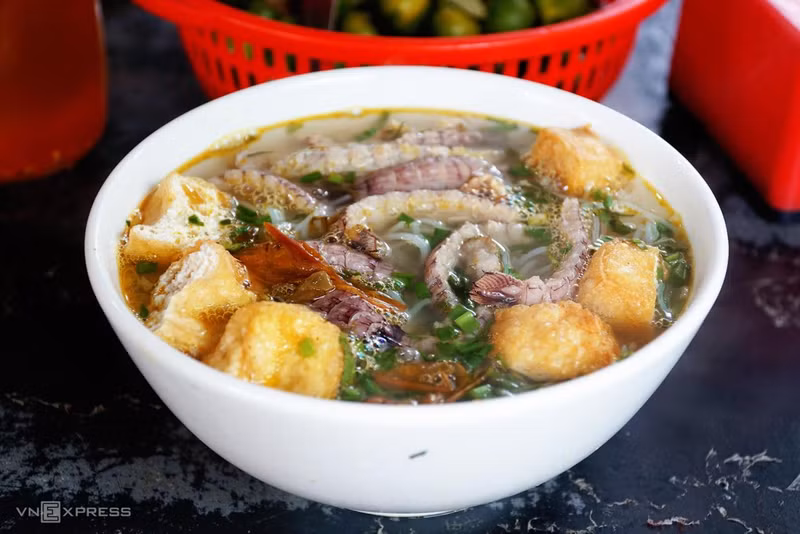 Рисовая лапша с раками-богомолами. Фото: vnexpress.net