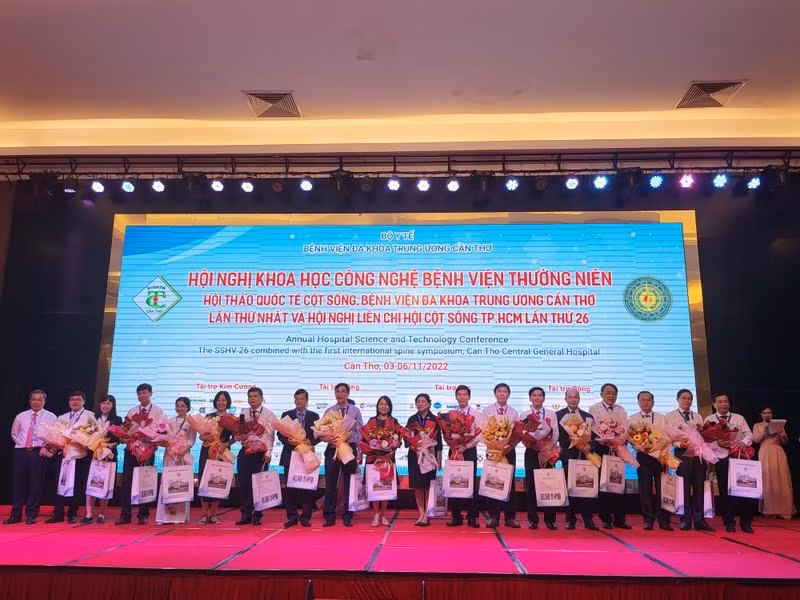 Организаторы мероприятия вручают делегатам цветы. 