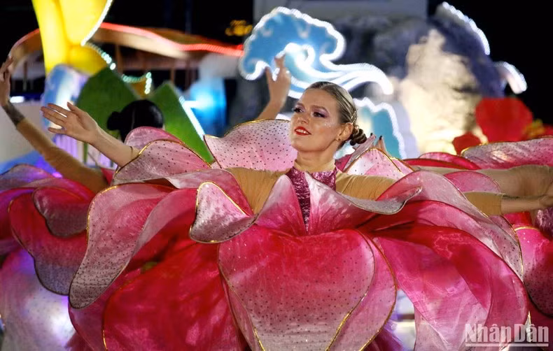 Иностранные артисты в костюмах цветов города Далат.