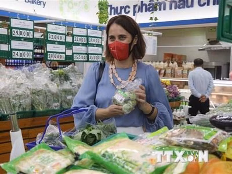 Посол Новой Зеландии во Вьетнаме Треден Добсон покупает вьетнамские овощи в супермаркете в провинции Биньдинь. Фото: ВИА