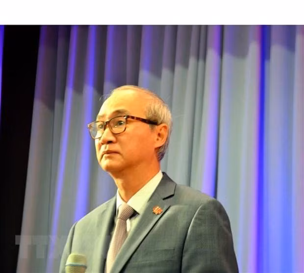 Посол Вьетнама в Швейцарии Фунг Тхе Лонг выступает на церемонии. Фото: ВИА