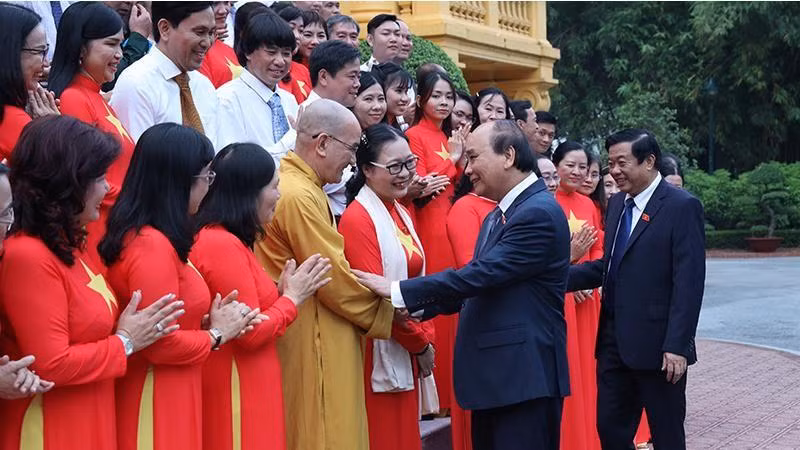 Президент Нгуен Суан Фук встречается с выдающимися передовиками провинции Виньлонг. 