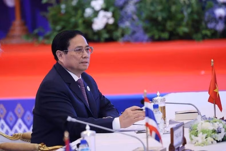 Премьер-министр Фам Минь Тьинь выступает на 17-м Восточноазиатском саммите. Премьер-министр Фам Минь Тьинь выступает на 17-м Восточноазиатском саммите.