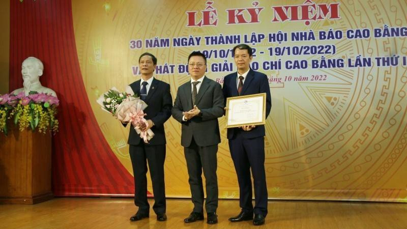 Товарищ Ле Куок Минь вручает похвальную грамоту представителям Союза журналистов провинции Каобанг. 