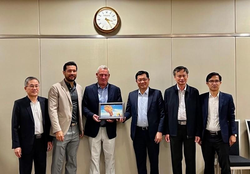 Вьетнамская делегация на встрече с компанией «Asian Tour». Фото: Куанг Кыонг