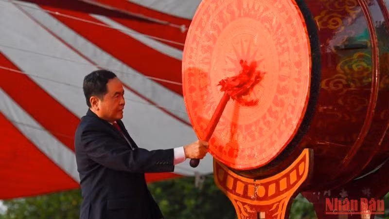 Постоянный зампредседателя НС Чан Тхань Ман бьет в барабан в знак открытия учебного года. Фото: Зюи Линь