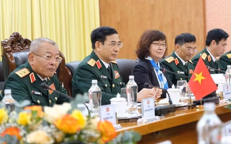 Министр Фан Ван Жанг на переговорах.