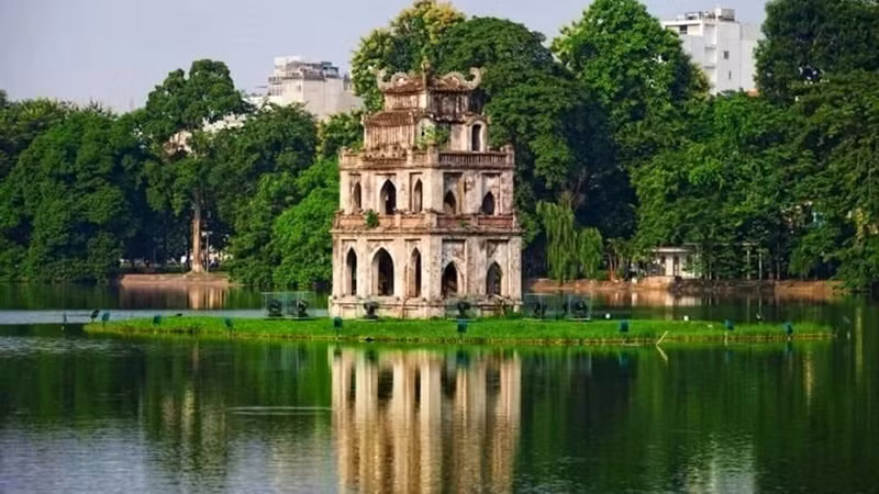 Озеро Хоанкием в центре Ханоя. Фото: hanoimoi.vn