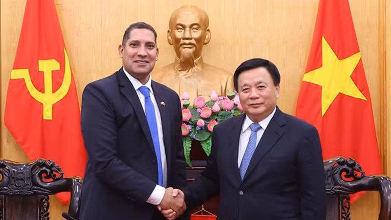 Директор Государственной политической академии имени Хо Ши Мина Нгуен Суан Тханг и Посол Швеции во Вьетнаме Йохан Ндиси. Фото: ВИА