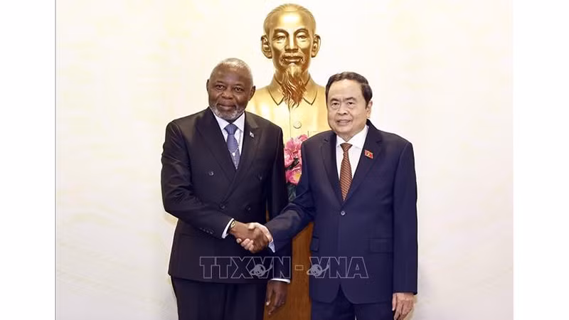 Председатель НС Чан Тхань Ман на встрече с Председателем НА Конго Виталем Камерхе. Фото: ВИА