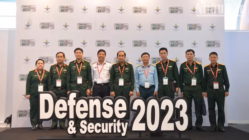 Представители Военной промышленной телекоммуникационной корпорации Viettel на выставке. 