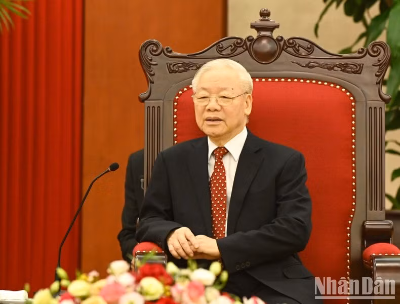 Генеральный секретарь ЦК КПВ Нгуен Фу Чонг выступает в ходе приема.