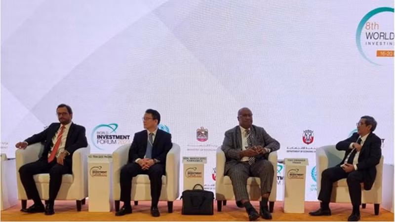 Вьетнамская делегация во главе с Заместителем министра планирования и инвестиций Чан Куок Фыонгом, приняла участие в форуме и выступила на дискуссионных сессиях. Фото: ВИА