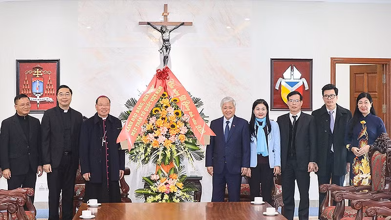 Товарищ До Ван Тьиен поздравляет с Рождеством Архиепархию г. Ханоя. 
