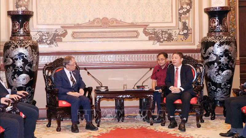 Зампредседателя Народного комитета г. Хошимина Зыонг Ань Дык (справа) и Ректор Осакского столичного университета Масахиро Тацумисаго. Фото: ВИА