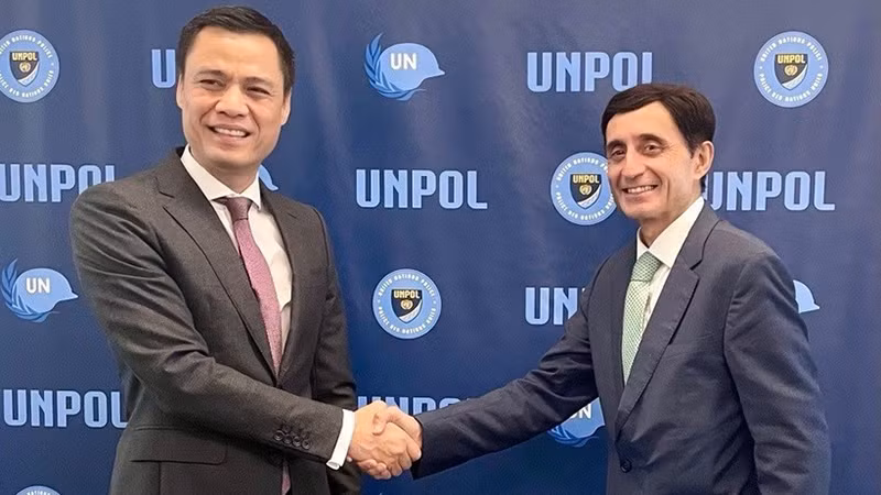 Посол Данг Хоанг Жанг и Полицейский советник ООН Фейсал Шахкар. Фото: ВИА