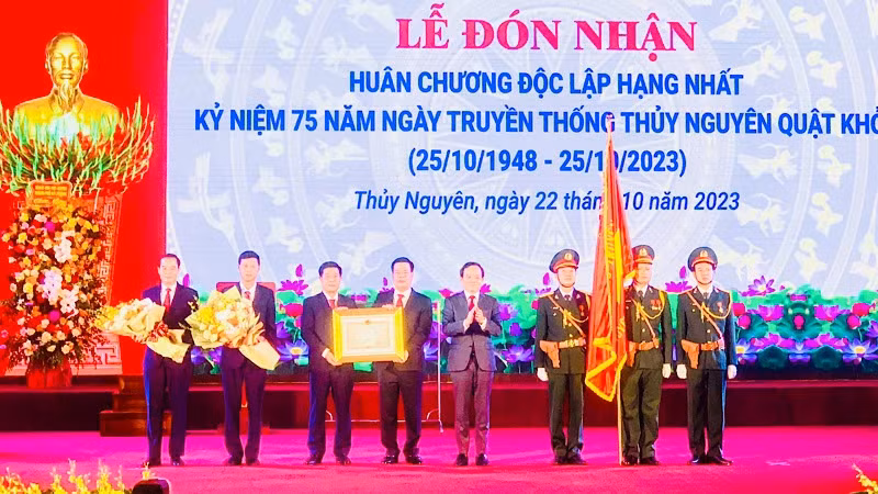 Церемония вручения Ордена Независимости первой степени уезду Тхюингуен.