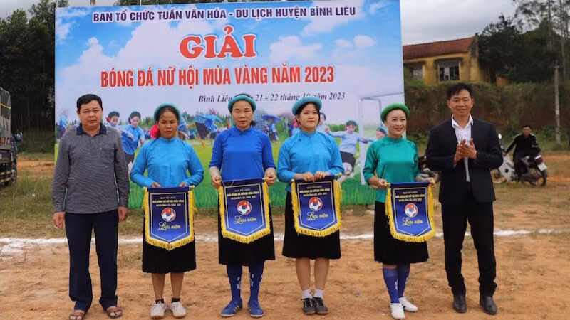 Открытие футбольного турнира среди женщин в рамках фестиваля.