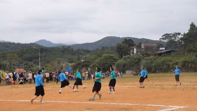 Оживленные соревнования среди футболисток.