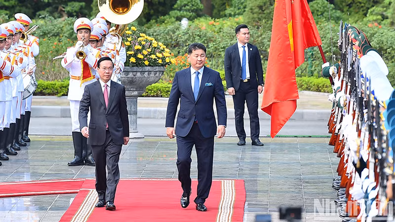 Торжественная церемония встречи Президента Монголии Ухнаагийна Хурэлсуха. Фото: Тхюи Нгуен