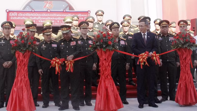 Делегаты разрезают ленту в знак открытия проекта. Фото: ВИА