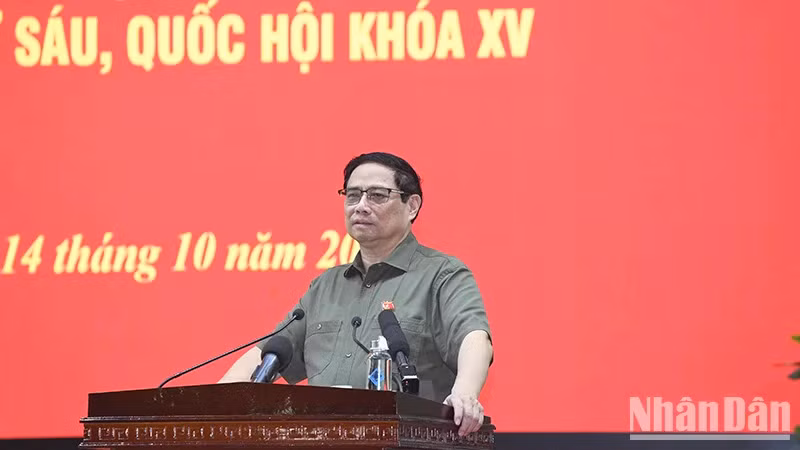 Премьер-министр Фам Минь Тьинь выступает на встрече с избирателями города Кантхо.