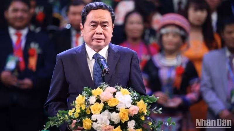 Товарищ Чан Тхань Ман выступает на церемонии. 