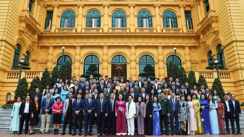Вице-президент Во Тхи Ань Суан фотографируется с делегатами. 