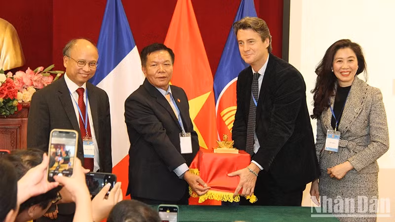 Церемония передачи золотой печати «Император» в Посольстве Вьетнама. Фото: Кхай Хоан