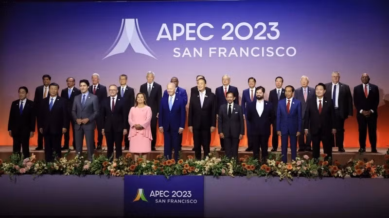Экономические лидеры АТЭС фотографируются на память. Фото: ВИА
