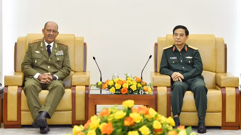 Министр обороны генерал армии Фан Ван Жанг принимает генерал-полковника Роберто Легру Сотолонго. Фото: ВИА