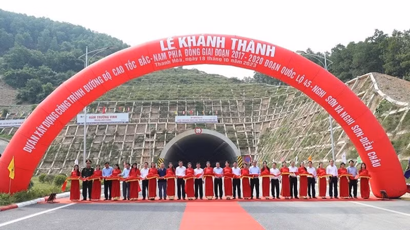 Церемония разрезания красной ленты в знак открытия проектов.