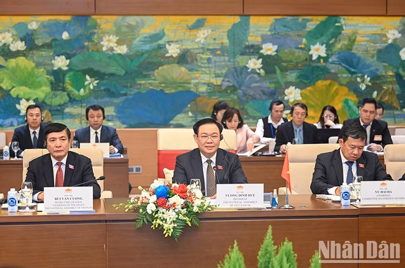 Председатель НС Выонг Динь Хюэ выступает на переговорах. Фото: Зюи Линь
