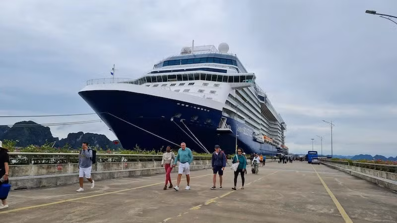 Круизный лайнер Celebrity Solstice в порту Халонг. 