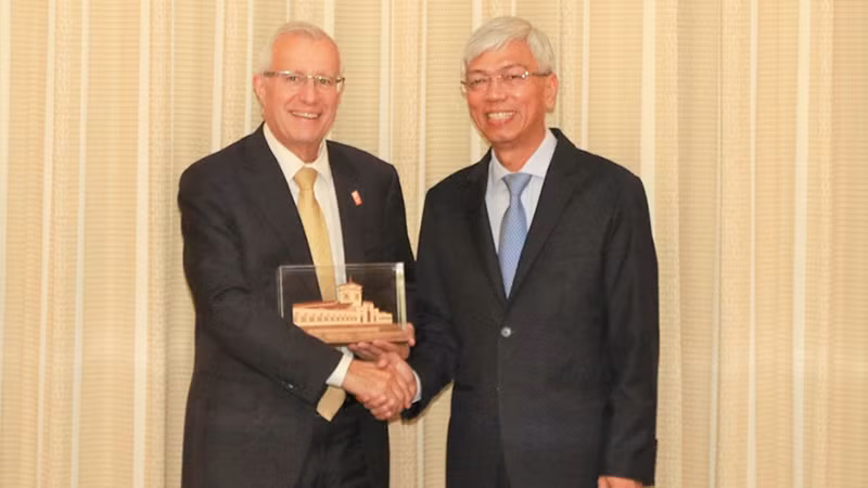 Заместитель председателя Народного комитета г. Хошимина Во Ван Хоан и Министр экономического развития, создания рабочих мест и торговли Онтарио Вик Федели. Фото: ВИА