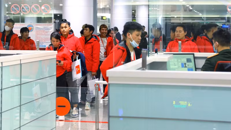 Вьетнамские граждане прибыли в международный аэропорт Нойбай. Фото: ВИА