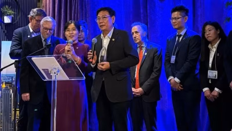 Постоянный заместитель председателя Народного комитета провинции Биньзыонг Май Хунг Зунг на церемонии вручения награды.