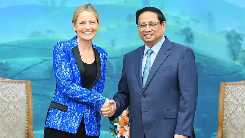 Премьер-министр Фам Минь Тьинь принимает вице-президента по международной государственной политике корпорации Amazon Сьюзан Пойнтер.