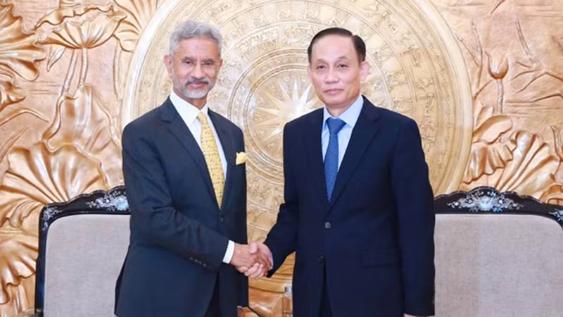 Заведующий Отделом ЦК КПВ по внешним связям Ле Хоай Чунг и Министр иностранных дел Индии Субраманьям Джайшанкар. Фото: ВИА