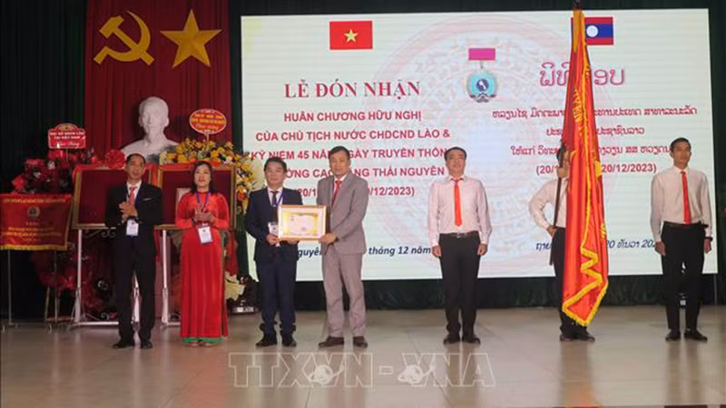 Церемония вручения колледжу провинции Тхайнгуен Ордена Дружбы ЛНДР. Фото: ВИА