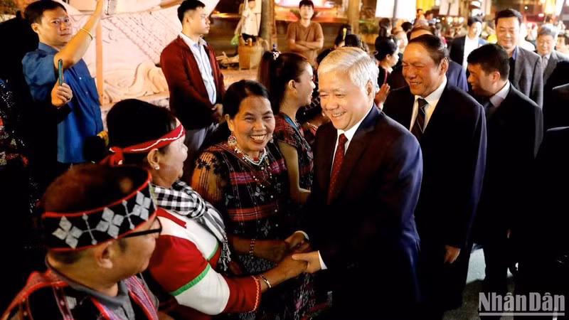 Товарищ До Ван Тьиен поздравляет участников. Фото: Кхиеу Минь